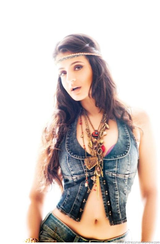 [Amisha%2520Patel%2520Hot%2520Latest%2520Navel%2520Show%2520Stills%2520%25282%2529%255B3%255D.jpg]