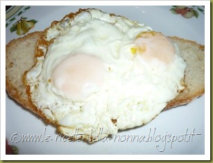 Uova al tegamino con erba cipollina, pane tostato e fagioli piccanti (11)