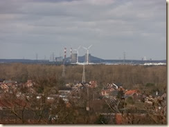 De energiecentrale van Langerlo, Genk, gezien vanop de Borreberg in Bilzen