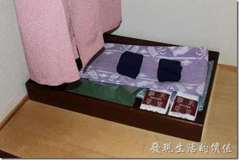 日本北九州-由布院-彩岳館。就因為這裡的溫泉飯店，所以浴衣是一定要的啦！還有襪子耶！擔心客人著涼，甚至還有保暖背心，真是貼心。