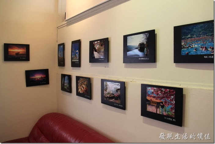 「小巷裡的拾壹號」二樓的牆壁上有許多的攝影作品。