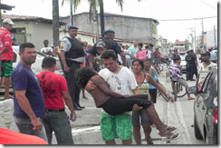 A mãe das jovens teve que ser carregada por familiares (Fotos: Portal Infonet)