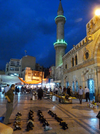 Shopping Amman: Pantofi de vanzare in fata moscheeii Hussein