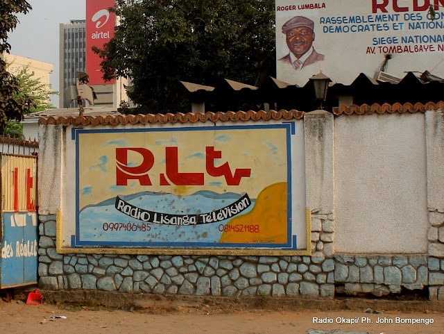 Devant le siège de RLTV à Kinshasa. Radio Okapi/ Ph. John Bompengo