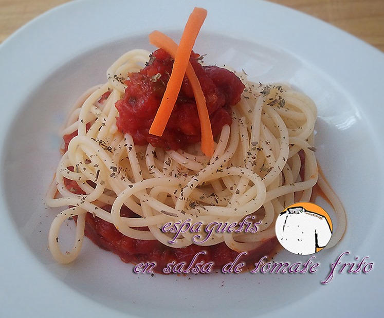 Espaguetis en salsa de tomate frito font