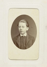 Studioportret van een jongetje in pak