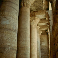34.- Sala hipóstila del templo de Horus