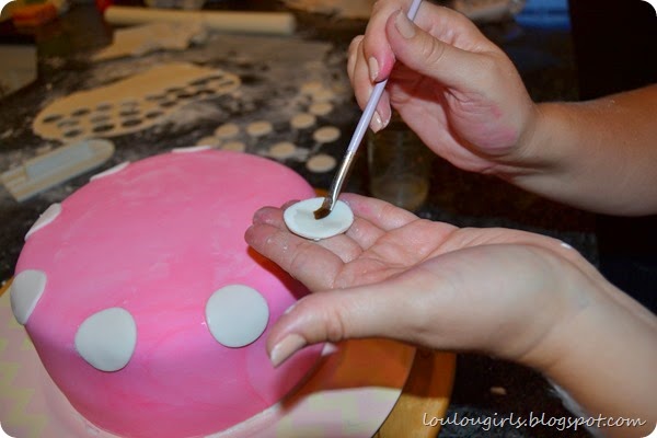 How-To-Make-a-Minnie-Mouse-Birthday-Cake (2)