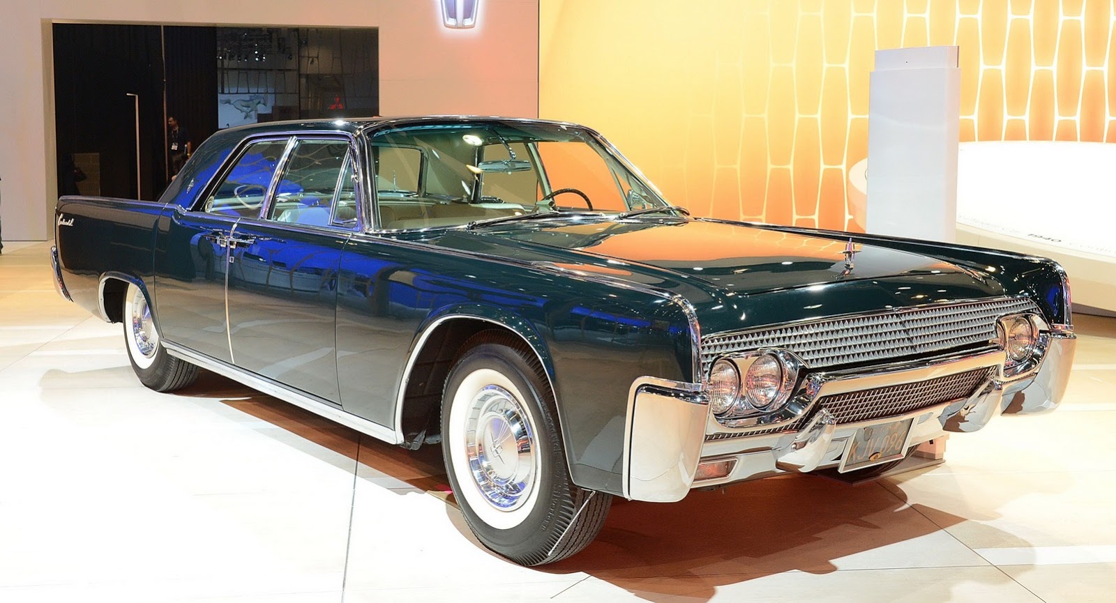 [1961_Lincoln_Continental_Sedan%255B2%255D.jpg]