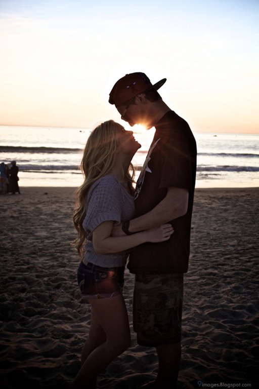 [Hug-blonde-couple-beach-sunset-shorts-lovers%255B4%255D.jpg]