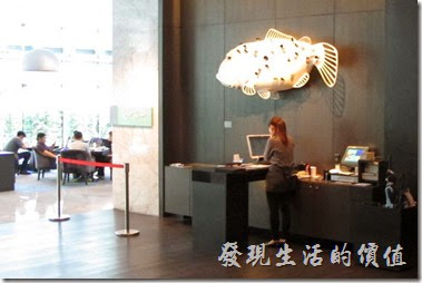 台北【寒舍艾美．探索廚房】的餐應入口處有個【夢之魚】的藝術裝置。