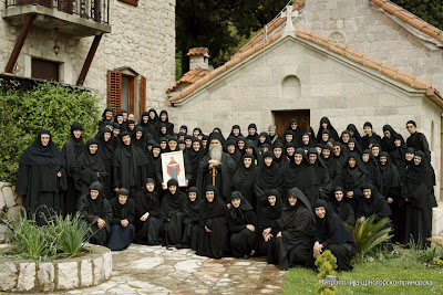 МИТРОПОЛИТ АМФИЛОХИЈЕ НА ВАСКРШЊИ УТОРАК СЛУЖИО У МАНАСТИРУ ДУГА МОРАЧКА