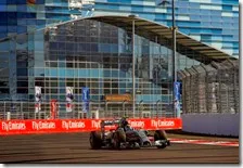 Hamilton percorre la curva 3 di Sochi