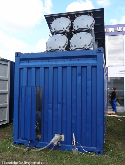 Колесный ЗРК "Бук-М2Э" и контейнерный комплекс ракетного оружия на "МАКС-2013"