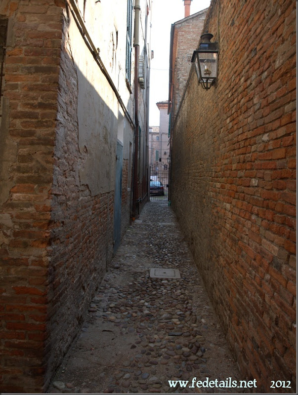 Vicolo dei Duelli ( foto 2 ), Ferrara, Emiliaromagna, Italy - Alley of Duels ( photo 2 ), Ferrara, Emiliaromagna , Italy- Property and Copyright of www.fedetails.net