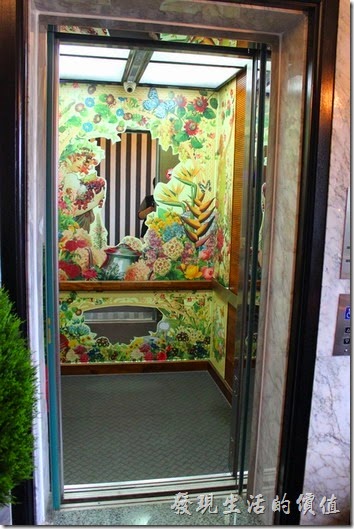 墾丁冒煙的喬雅客商旅。就連電梯也是很有風格。