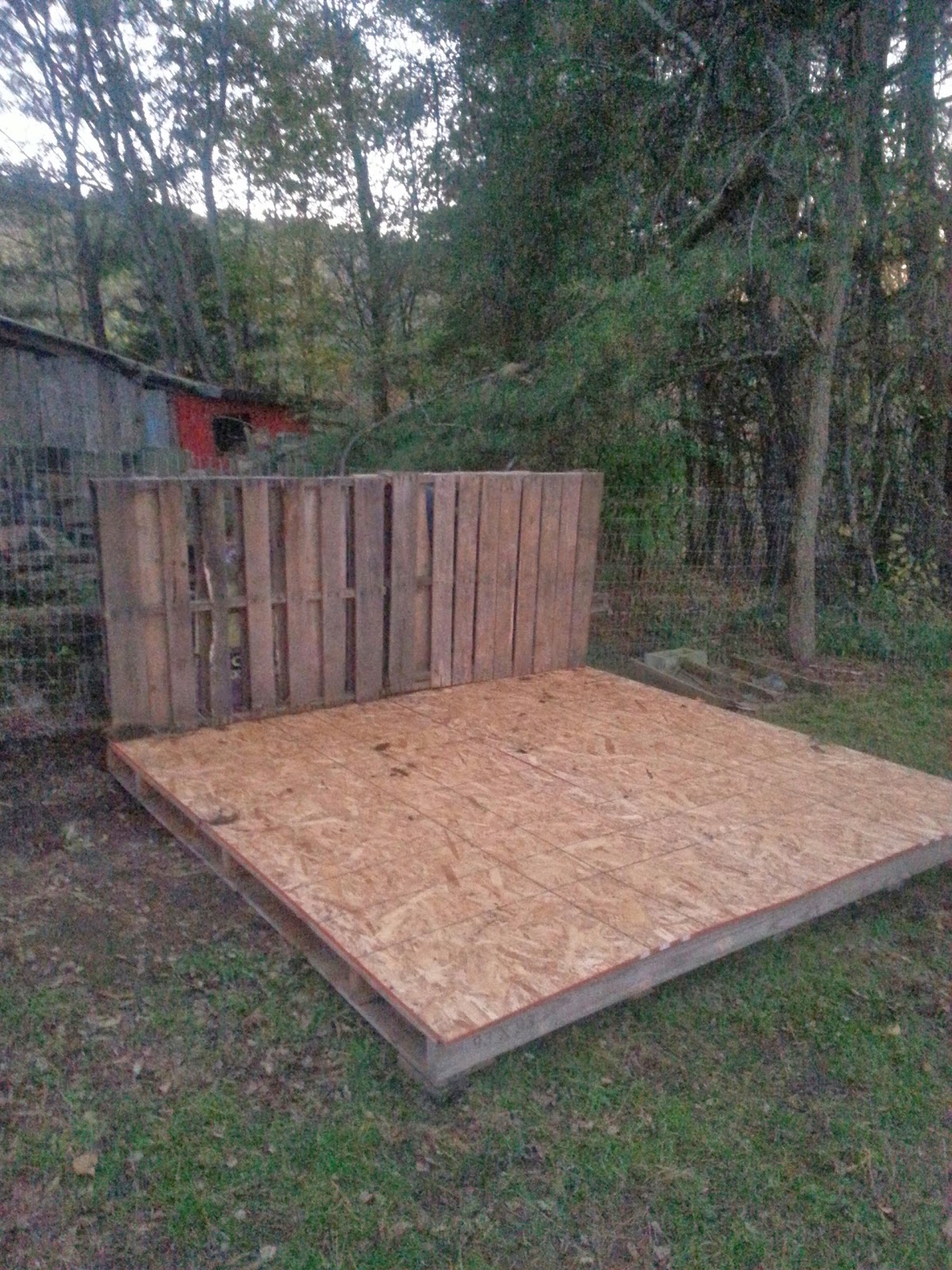 my-simple-life-easy-diy-pallet-goat-house