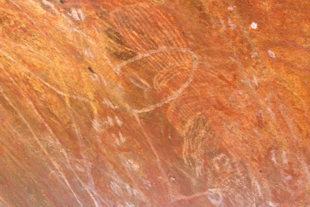Imagini Uluru: Picturi rupeste pe traseul de la Mala Walk