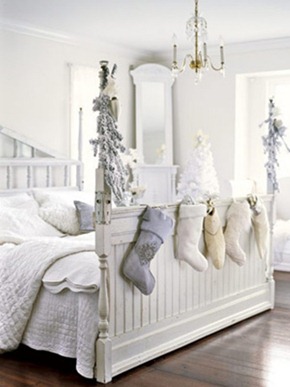 decoración navideña en tonos blanco y plata