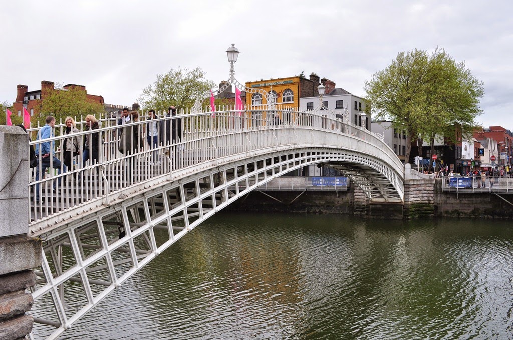 [Dublin.-Ha-Pennys-Bridge---DSC_04911.jpg]