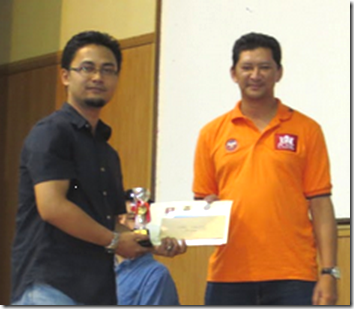 IM Mas receiving his first place prize