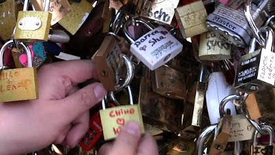 Tháo bỏ khóa tình yêu trên cầu Paris