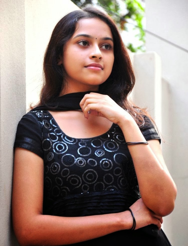 Web World Tamil Actress Sri Divya Hot Sexy Photo