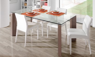 Mesa Kenia con estructura lacada en la parte superior de vidrio transparente fijo de 15mm. Posiblidad de incorporar una extensible