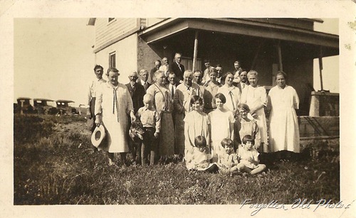 Large Family Photo Dyersville Iowa DL Antiques