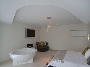 habitacion moderna con baño integrado