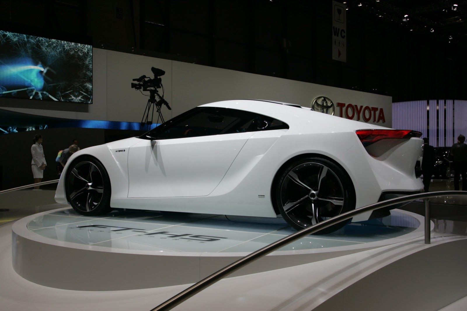 [2007-Toyota-FT-HS-Concept-17%255B2%255D.jpg]