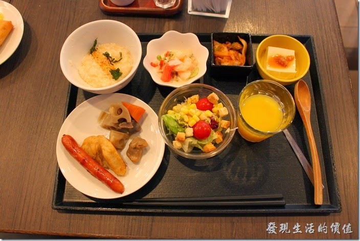 【博多祇園Hotel東名inn】的早餐真的很豐盛，這是我挑選的早餐樣式。
