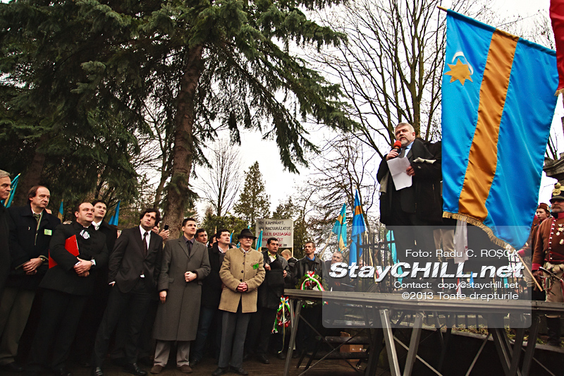 Persoane participa la mitingul pentru pentru autonomia Tinutului Secuiesc desfasurat duminica, 10 martie 2013 la Tirgu Mures.