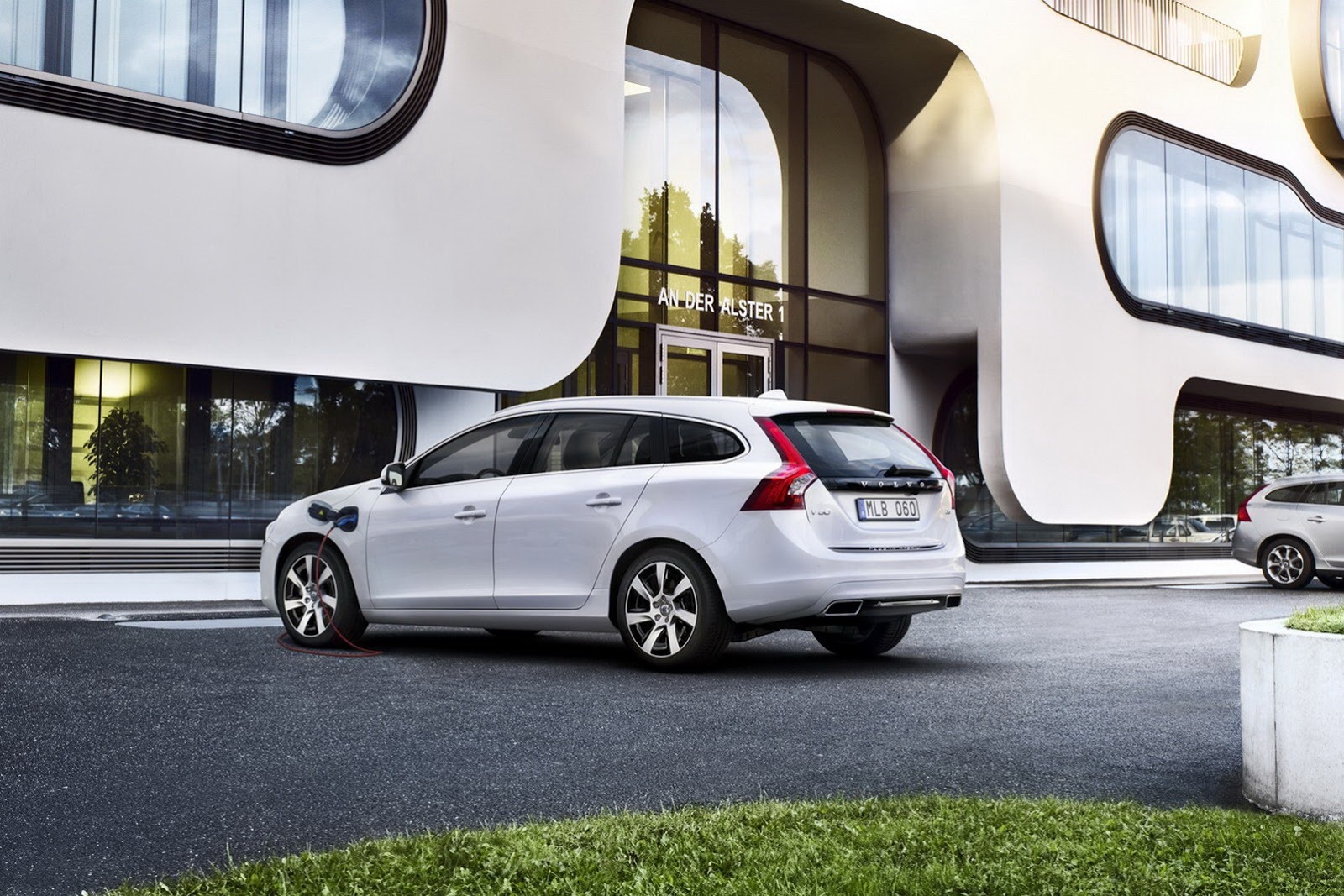[Volvo-Cordless-Charging-6%255B2%255D.jpg]