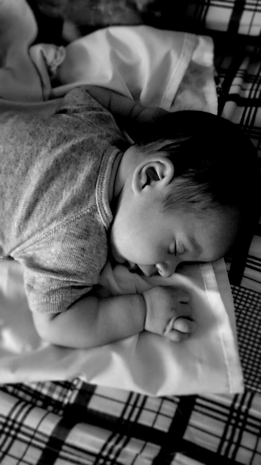 Fotografía Bebé blanco y negro.