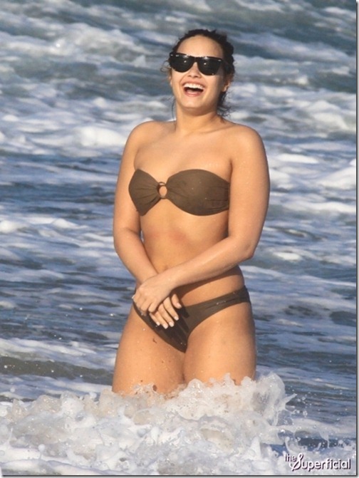 demi-lovato-bikini-0419-22-435x580