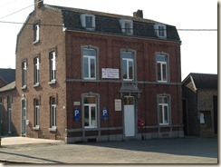 Raatshoven (Racour): voormalig gemeentehuis, thans museum en strijkdienst