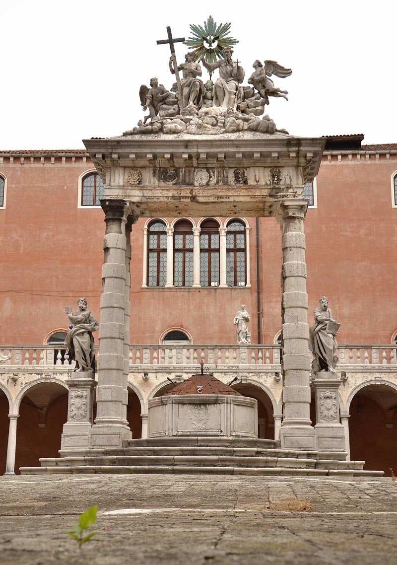 Chiostro_trinita_02a.jpg Chiostro trinita 02a