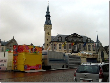 Lier, 市庁舎前ではケルミス（移動遊園地）が準備されている。