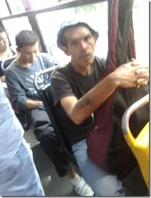 El doble de Don Ramon del Chavo del 8 en el transporte publico
