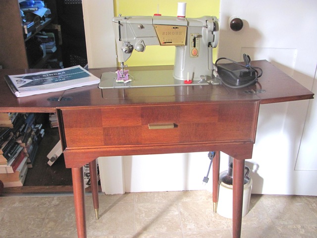 [Robins%2520328%2520singer%2520sewing%2520machine%2520in%2520cab.%2520cleaned%2520up%255B11%255D.jpg]