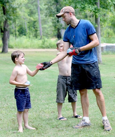 [daddyhandingoutballoons%255B4%255D.jpg]