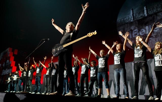 [wall-tour-roger-waters-with-choir-another-brick-2%255B1%255D%255B4%255D.jpg]