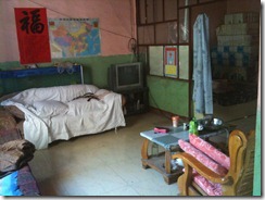 28个孩子在鲍玲姊妹家学习圣经知识的房间