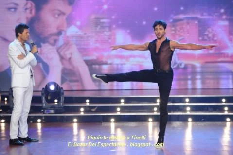 Piquin le ense¤a a Tinelli.JPG