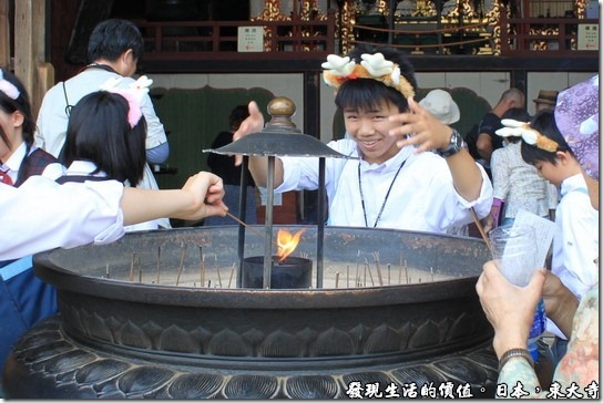 日本奈良-東大寺，這個帶著鹿角的小男孩正在用力的把香爐上的煙撥到自己的身上來，據說可以去晦氣，這是一般日本民眾拜拜燒香時經常會做的動作，其實心誠則靈啦。