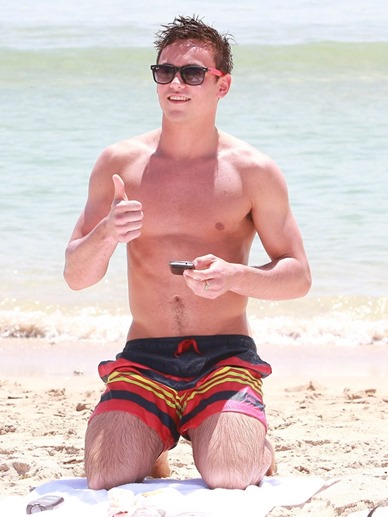 Tom-Daley-Sighting-at-the-Beach-in-Florida-03