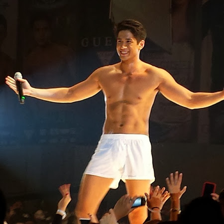 @artistcenter Aljur Abrenica flaunted his hot bod and sang Blurred Lines at the Cosmo Bash a while ago-