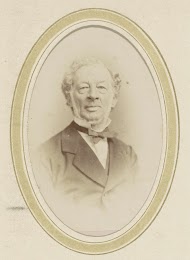 Portret van een man met een strik