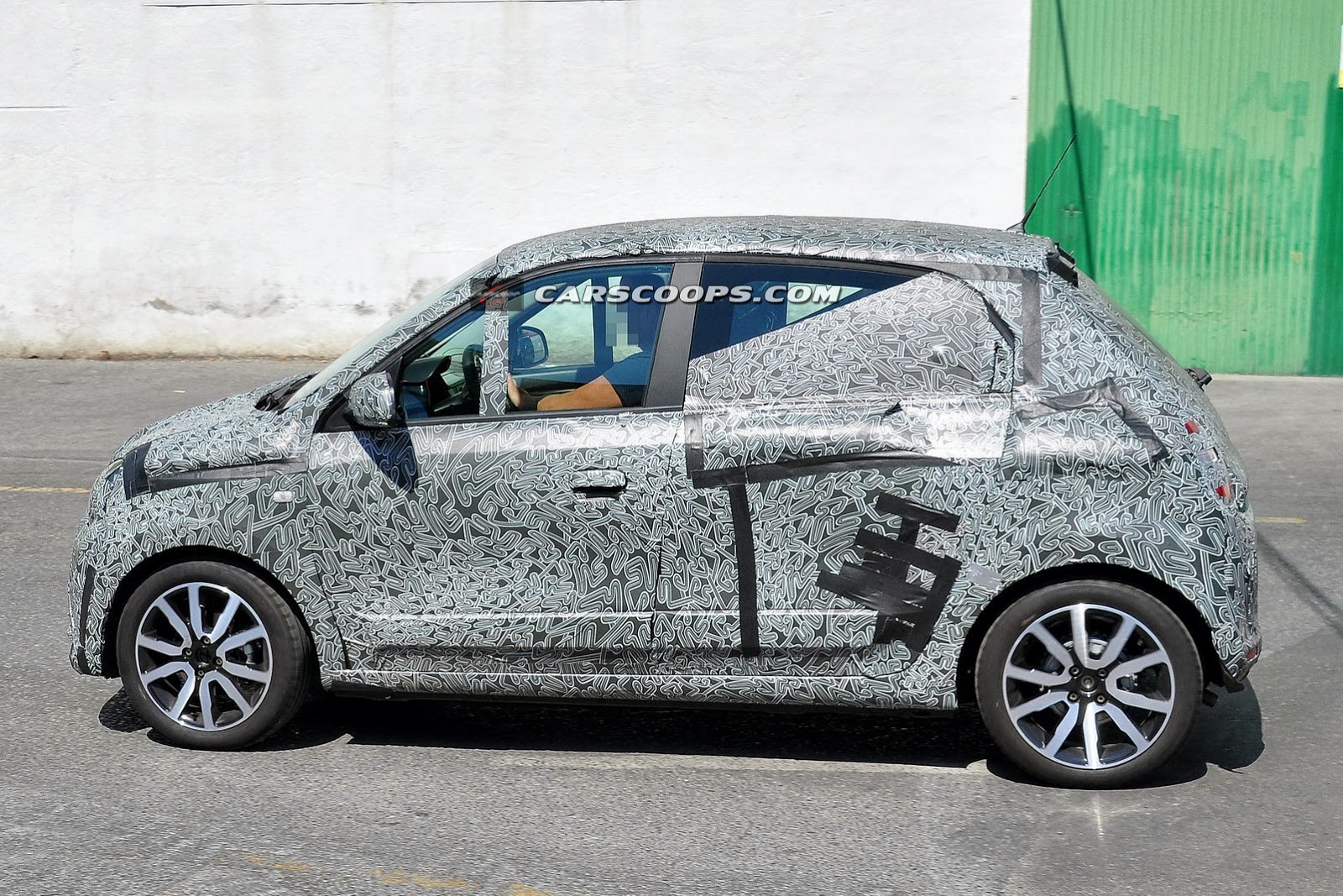 [2014-Renault-Twing0-6%255B3%255D.jpg]